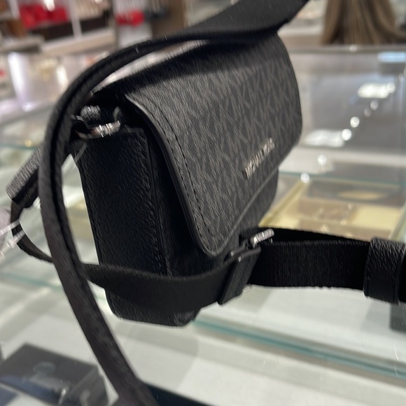 MICHAEL KORS
COOPER EW Phone XBody 
Black 
NWT - Picture 13 of 16